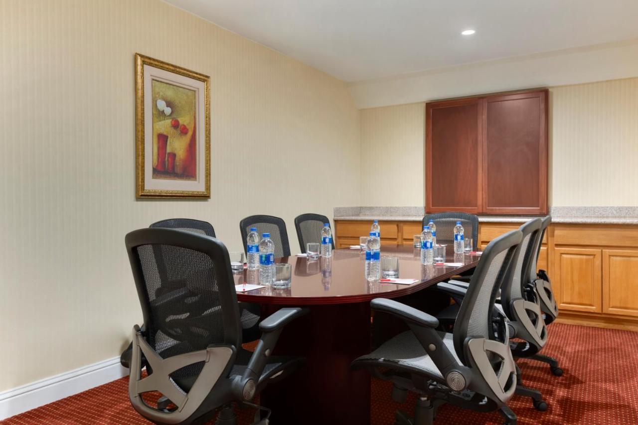 Ramada By Wyndham Oakland Downtown City Center Екстериор снимка