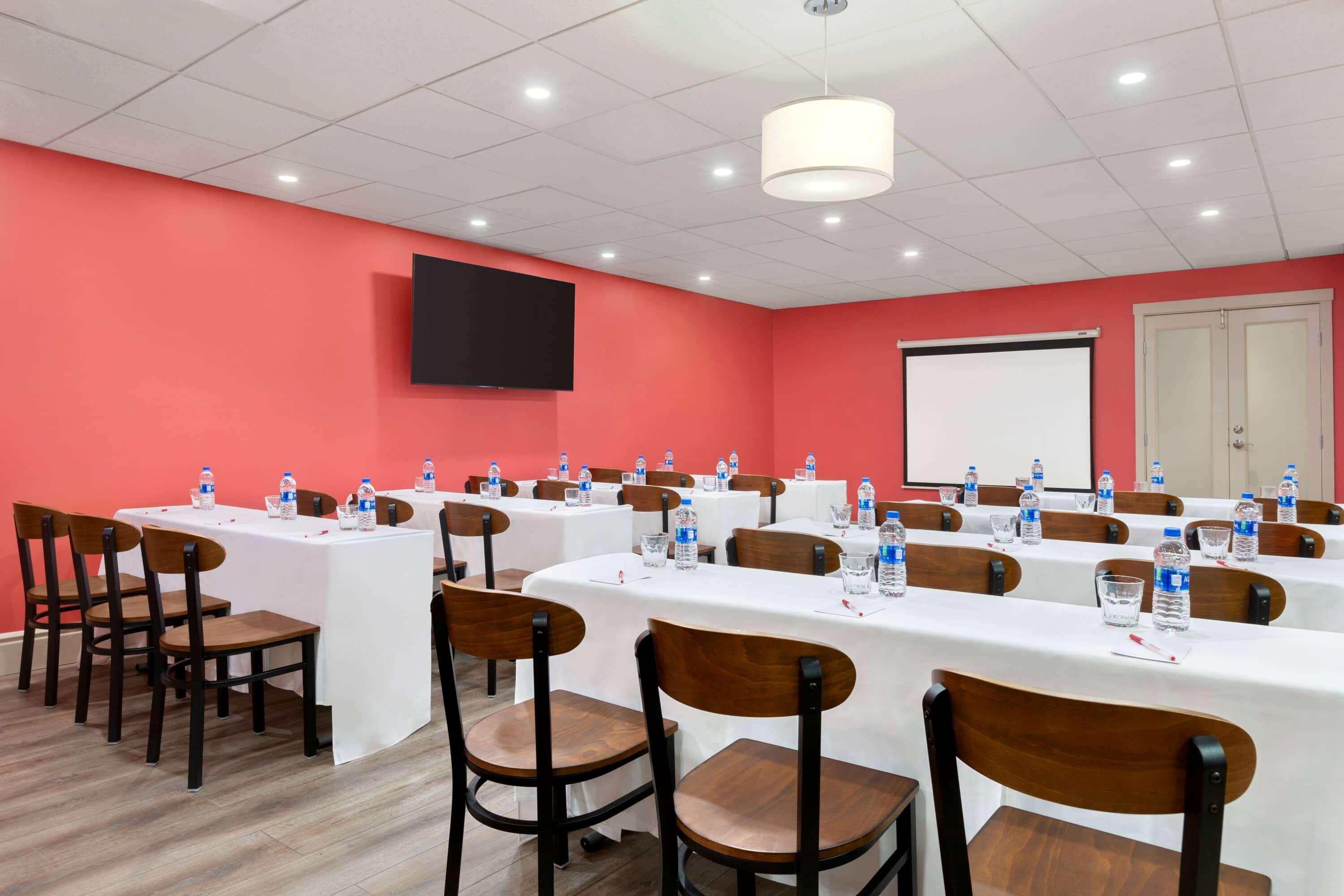 Ramada By Wyndham Oakland Downtown City Center Екстериор снимка