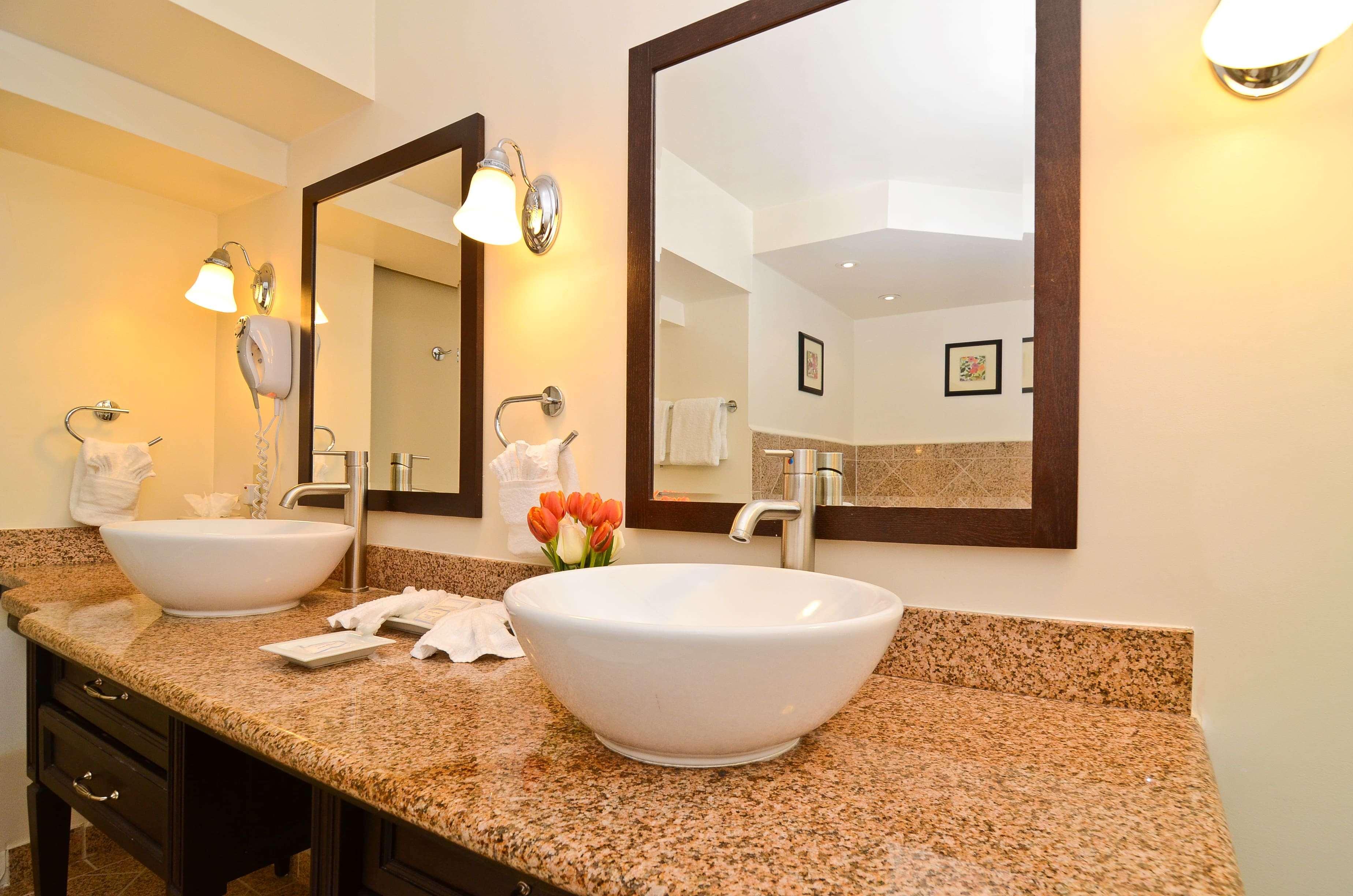 Ramada By Wyndham Oakland Downtown City Center Екстериор снимка