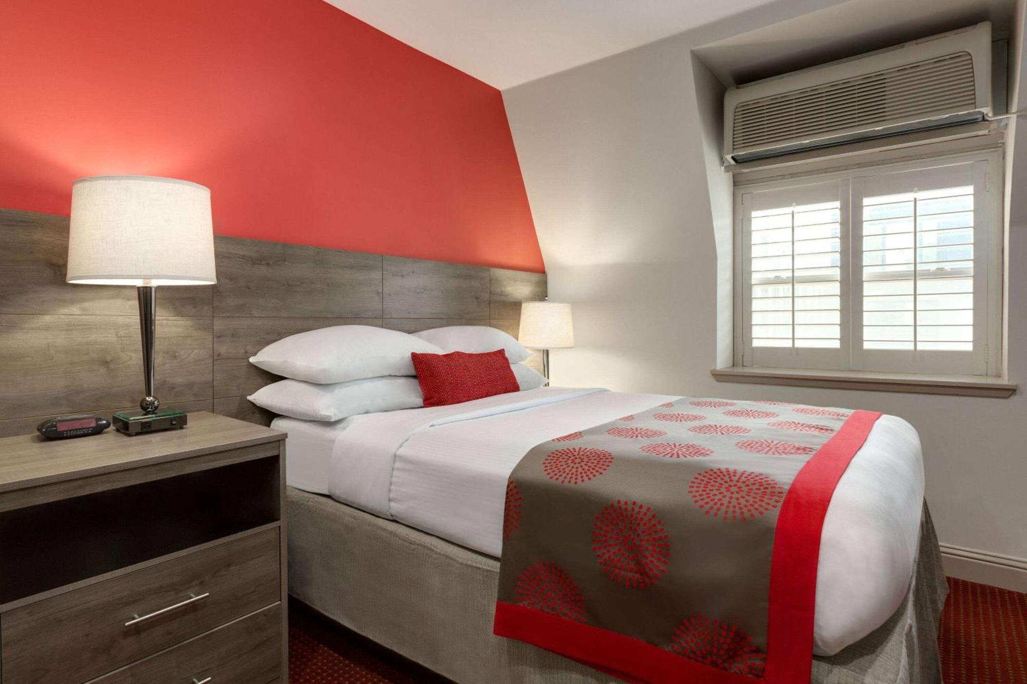 Ramada By Wyndham Oakland Downtown City Center Екстериор снимка