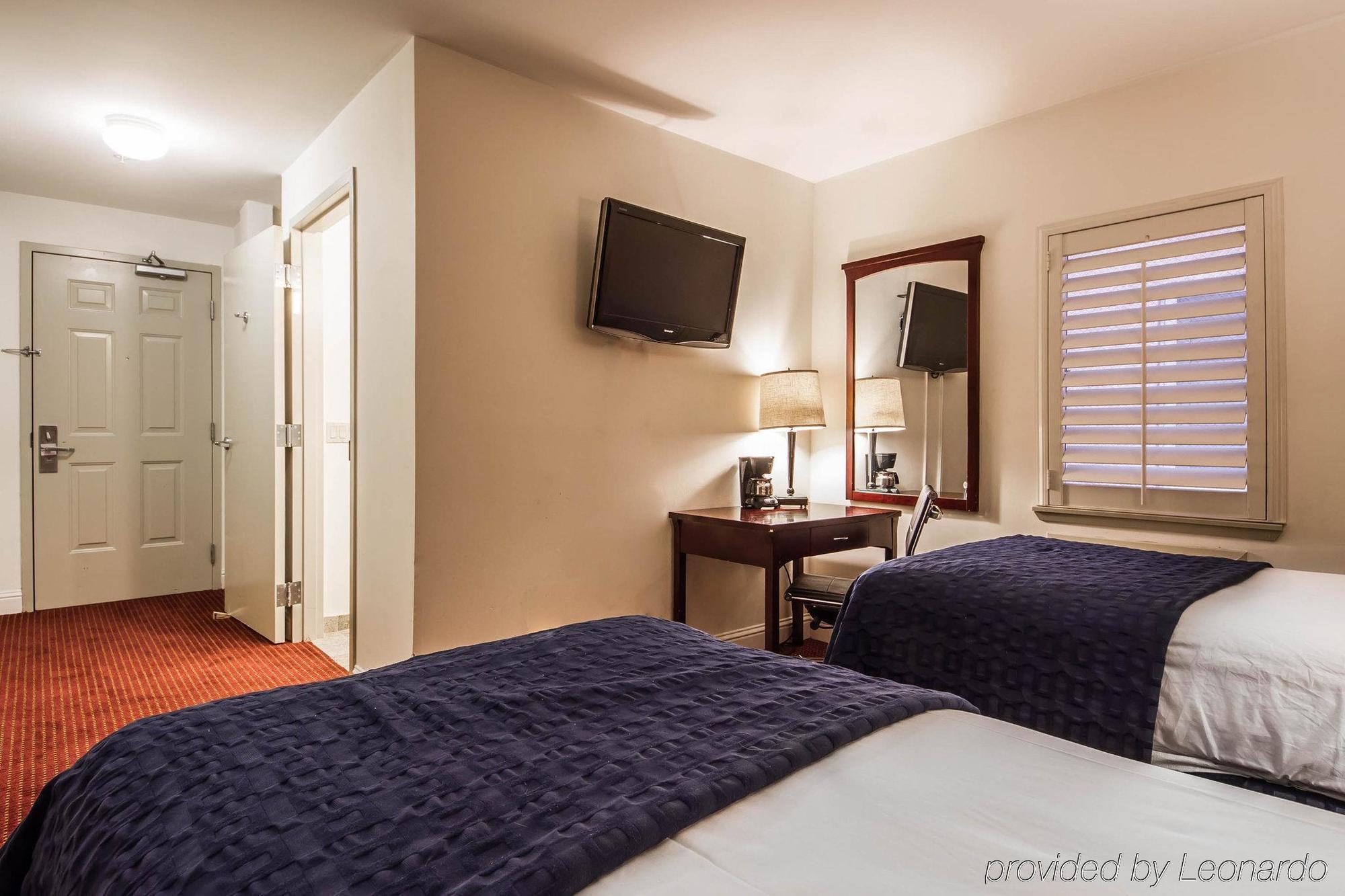 Ramada By Wyndham Oakland Downtown City Center Екстериор снимка