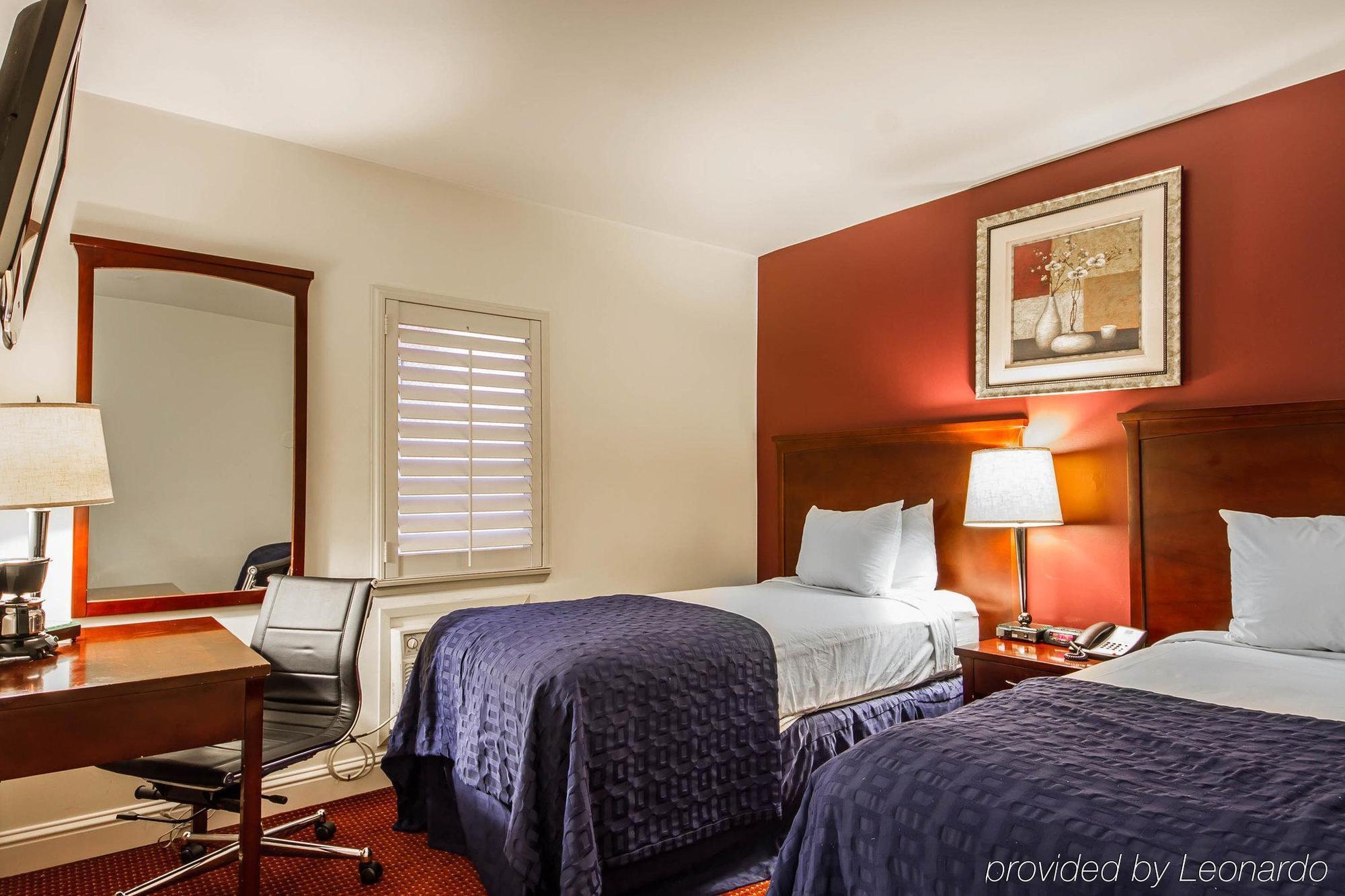 Ramada By Wyndham Oakland Downtown City Center Екстериор снимка