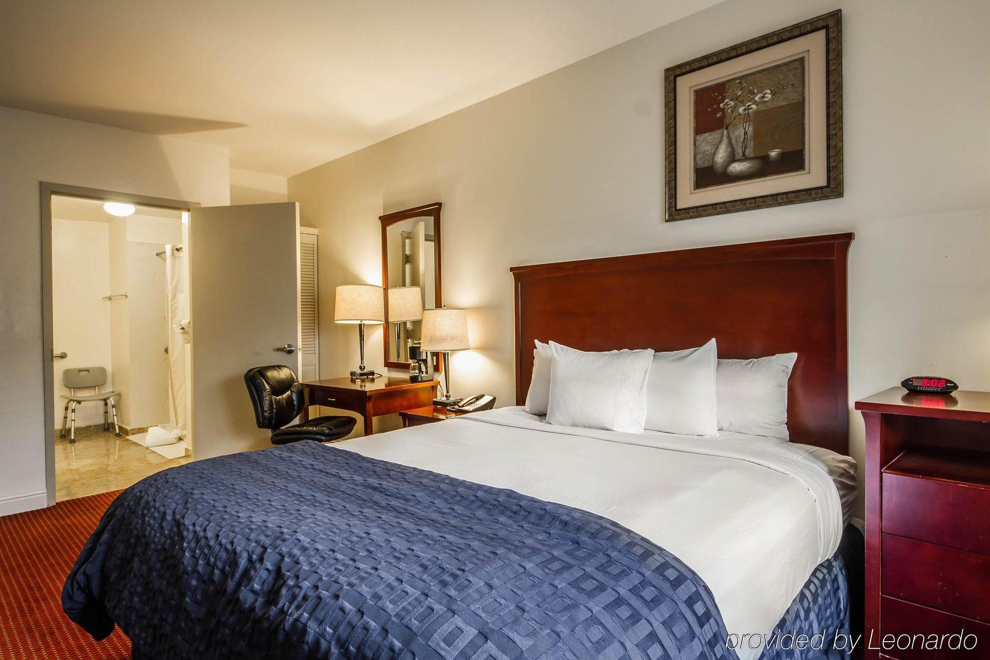 Ramada By Wyndham Oakland Downtown City Center Екстериор снимка
