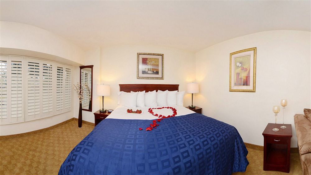 Ramada By Wyndham Oakland Downtown City Center Екстериор снимка