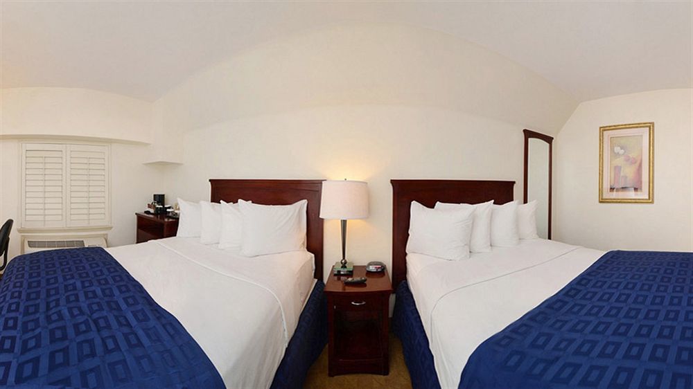 Ramada By Wyndham Oakland Downtown City Center Екстериор снимка