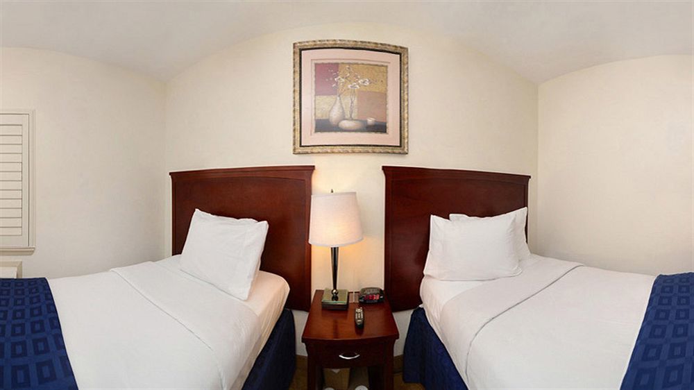 Ramada By Wyndham Oakland Downtown City Center Екстериор снимка