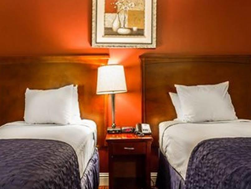 Ramada By Wyndham Oakland Downtown City Center Екстериор снимка
