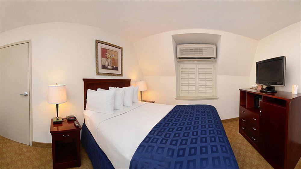 Ramada By Wyndham Oakland Downtown City Center Екстериор снимка